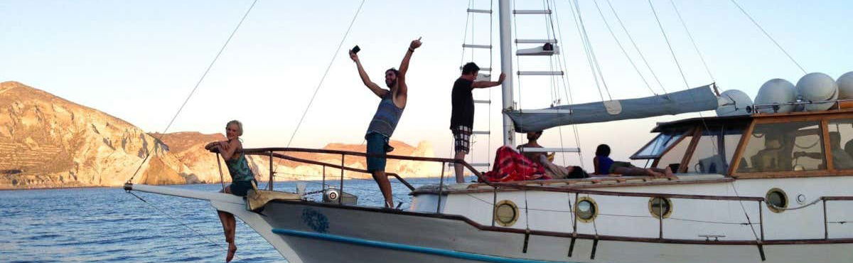 Paseo en barco tradicional por la Caldera de Santorini con comida