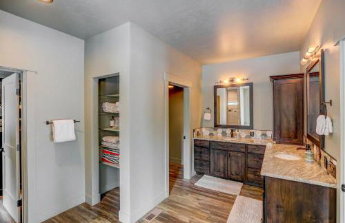 Camp 95 - Stunning Mountain Home - 4.5 Acres - Views - Hot Tub - Pet friendly - Private - Photo 16