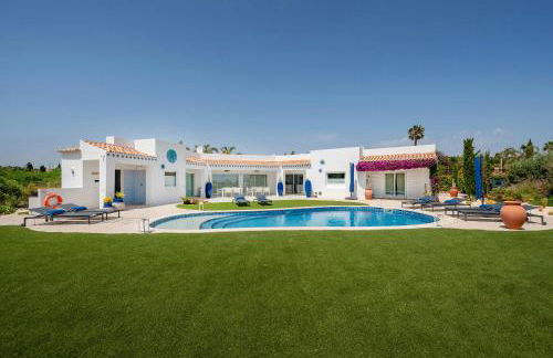 Charming Villa with Pool & Scenic Garden - Foto 67