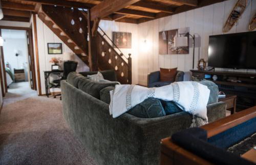 Cozy A-FrameKing BedSkiFire PitSchuss - Foto 8