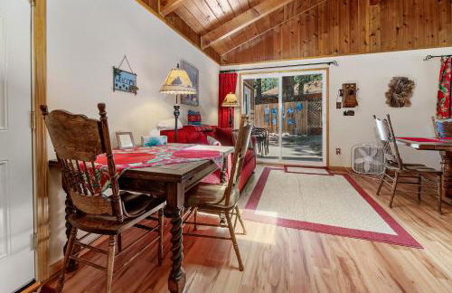 Catalina Retreat -Cozy mountain home in a tree filled neighborhood, plenty of games and a hot tub! - Foto 26