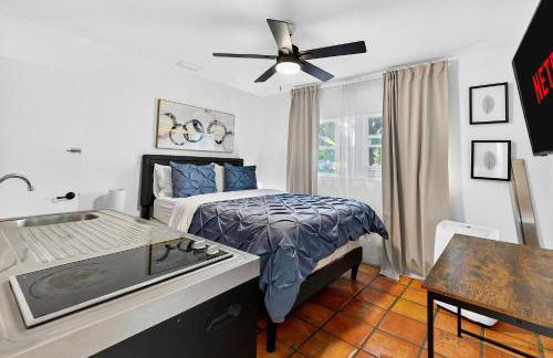 Sunny 2-Bedroom Miami Retreat with a Bright, Spacious Living Area & Relaxing Outdoor Seating - Foto 18