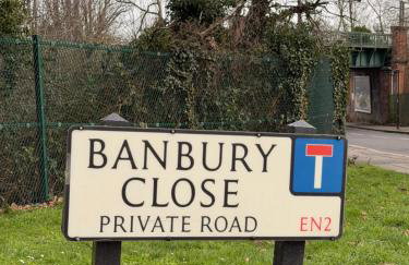 New 2-bed 2-bath detached flat with garden - Photo 2