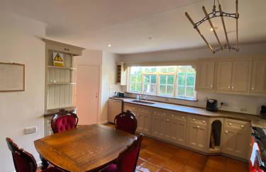 Grade II Listed Farmhouse, Pool, Hot Tub, Games Room, Celebration Hall, Car Park, 10ppl, 45 min from Central London - Foto 47