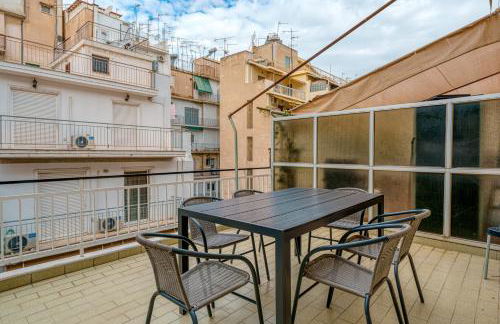 Bright & Contemporary Home with Balcony in Vibrant Piraeus - Foto 9