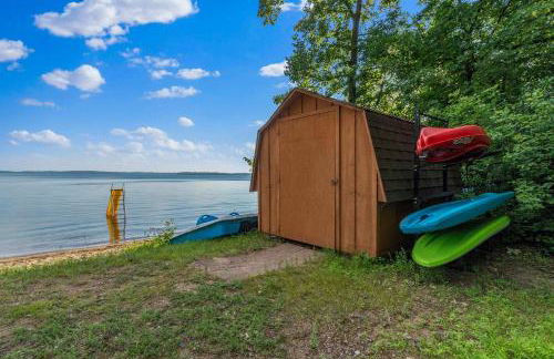 Sandy Beach Family Getaway with Fire Pit and Deck! - Foto 36