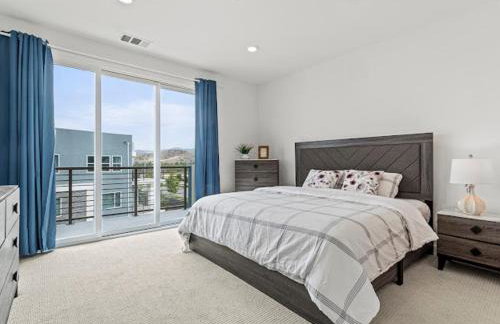 Beautiful Irvine Grand Park Community Cozy and Comfortable Home - Photo 18