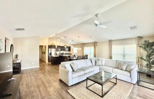 Cozy Oasis in Prime Location with Sunset Lake View, Golf Cart and Bathtub - Foto 40