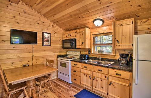 Cozy Anchors Away Cabin Hideaway with Fire Pit! - Foto 7