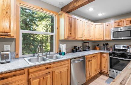 Sweet Pine Deck + Hot Tub, Cozy Modern Interior Close to Ski Resort! - Foto 37