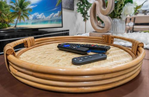 Entire Private Home with 4 Bedrooms 2 Bathrooms, Hot Tub, King Bed, 80 TV, Gated Yard, Ranch Style, Available Now - Foto 52