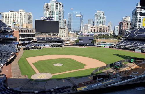 Entire Private Home with 4 Bedrooms 2 Bathrooms, 6 Beds, Hot Tub, King Bed, 6 Parking, Big Yard, Available Now - Foto 78