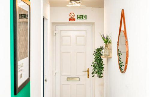 Sleek and Stylish 3 Bed in Greenock - Sleeps 8 - Photo 33