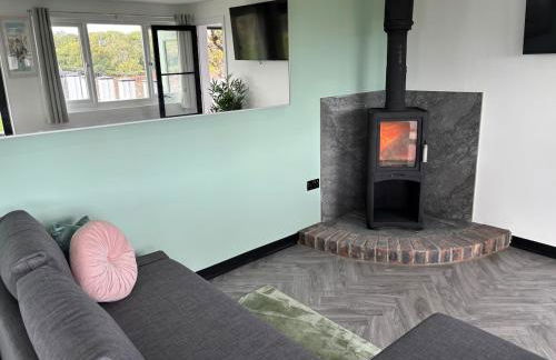 Little Woodlands Chalet with Private Garden & Hot Tub - Foto 73