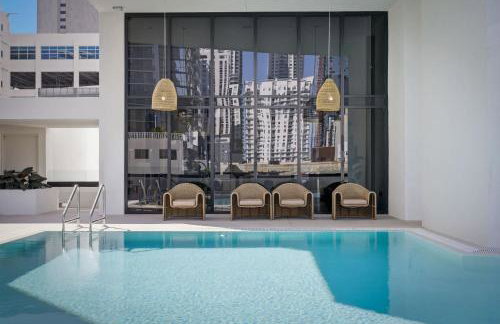 Upscale Downtown Condo Pool Gym & Skyline Views - Foto 54