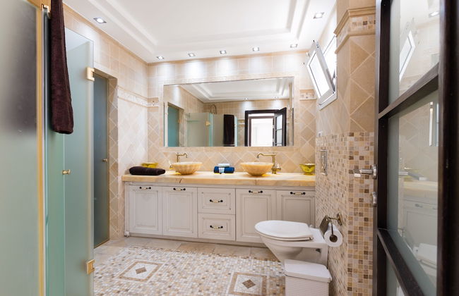 Apartment with Sauna, Hot Tub & Parking - Photo 23