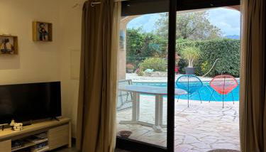 2 pièces dans villa avec piscine parking à 10 mins de Cannes - Foto 5