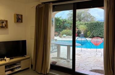 2 pièces dans villa avec piscine parking à 10 mins de Cannes - Foto 5