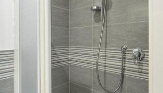 Avelli Pia Fourth Floor with 2 Bathrooms - Florence Charming Apartments - Delightful and bright 4rd-floor apartment without elevator, overlooking one of Florence's most beautiful squares, Exceptionally located for exploring the city - Foto 5, Shower