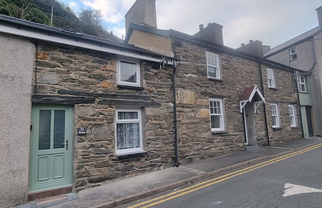 2 Bed House - Sleeps 3 - Garden - Parking - Wifi - Photo 1