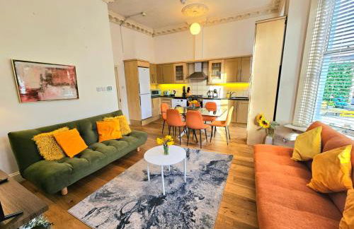 Charming Home with Private Balcony, on 1st floor, with 2 Bathrooms, 3 min walk to Earl's Court Station - Photo 9