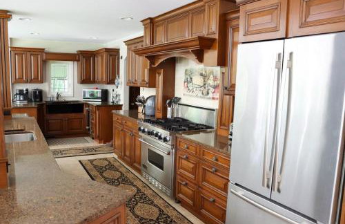 Large home with hot tub in serene wooded setting - Foto 1