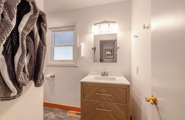 Cozy Cabin Private Hot-Tub Walk to Lake by Sierra Getaways - Foto 15