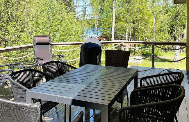 Bright Holiday House by the Lake - Photo 12