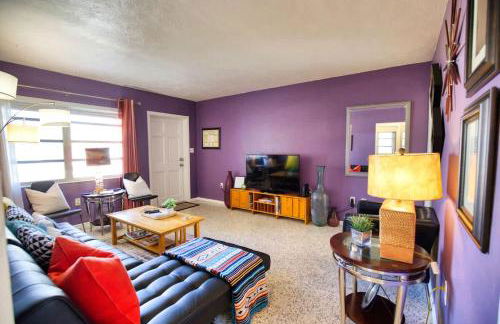 Retro-Inspired Stay BBQ Patio Close to Downtown - Foto 8