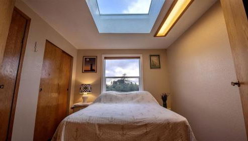 Cozy Waterfront Cottage with Hot Tub in Lakeside, Oregon - Foto 4