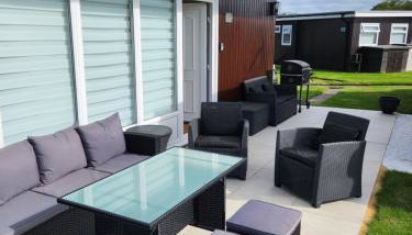 Charming 2-Bed Chalet - Photo 2