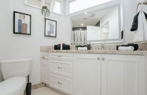 Beachfront Oasis w Htd Pool Cinema Game-Room Tiki - Foto 23