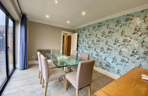 Beautiful 5 Bed 3 Bathroom Detached Family Home 8 - Photo 4
