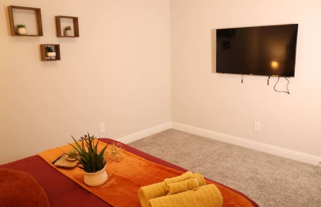 Spacious Home w Putting Green -for Extended Stays - Photo 31