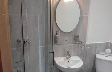 Apartment 1 Exquisite two king bedroom with en suites - close to the town centre, rail, airport and theatre - Photo 8