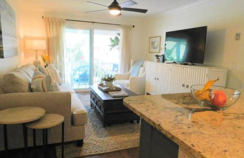 Q4 Professionally decorated upstairs beautiful soothing colors close to back pool - Foto 19