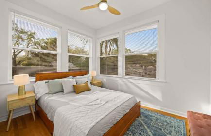 Modern Moroccan Villa w/ Firepit, BBQ + Game Room! - Foto 35