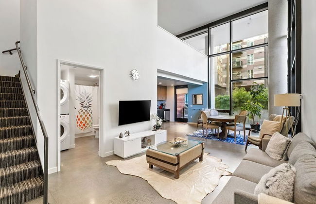 Airy and Open Corner Loft - 92 Walkscore - Photo 7