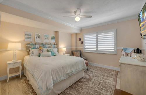 New dog-friendly Listing! Updated direct oceanfront with spacious balcony and heated pool - Foto 16