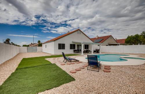 Luxurious House With A Pool, Spa, and Patio, Sleeps 6 Comfortably - Foto 32