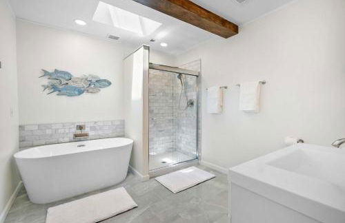 3BR Family Getaway Steps to Sand & Sun - Foto 27