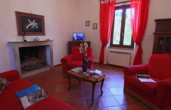 Beautiful Farmhouse with Hot Tub in Umbria - Photo 8