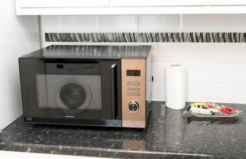 Spacious 4 Bed House Free Parking Near Station - Pass the Keys - Foto 46