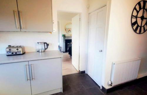 No 7 - Bright, Spacious 3 Bed Home with Parking & WiFi - Foto 32