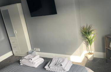 Affordable Luxury 4 Stunning apartment Sunderland close to City centre hospital Crown Works Studio and Nissan - Foto 3
