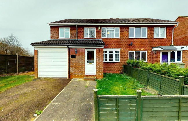 Captivating 4-bed House in Milton Keynes - Foto 42