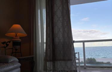 Pavilion Beach Front Apartment with Balcony - Photo 15