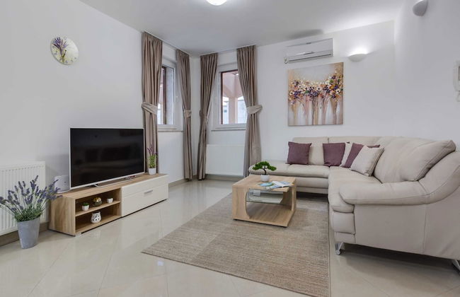 Spacious Holiday Home With Swimming Pool - Foto 17