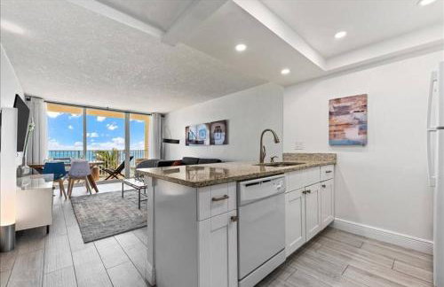 Hutchinson Island BeachFront Heated Pool Balcony Top Floor Amazing View - Foto 16