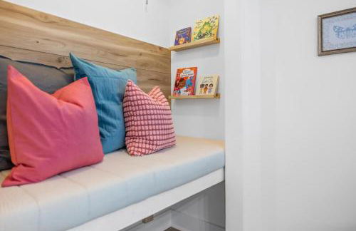 Sapphire Bloom, Boutique Lake Retreat with Hot tub - Foto 2